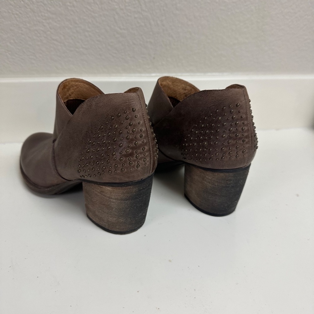 shoes - Picture 3 of 3